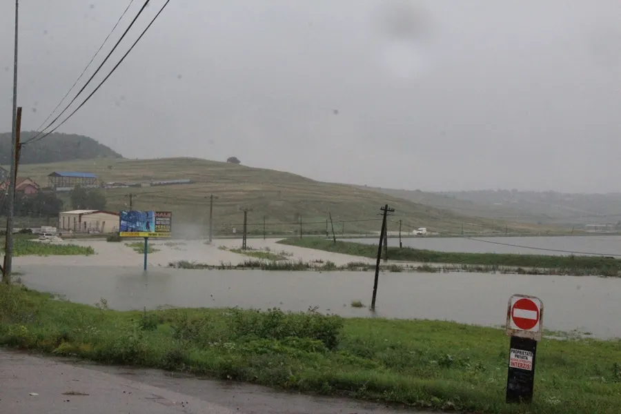 Au început evacuările din calea apelor