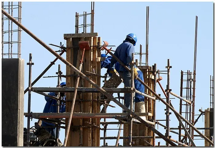 INS: Costuri mai mari în construcţii şi industria extractivă, raportat la anul trecut