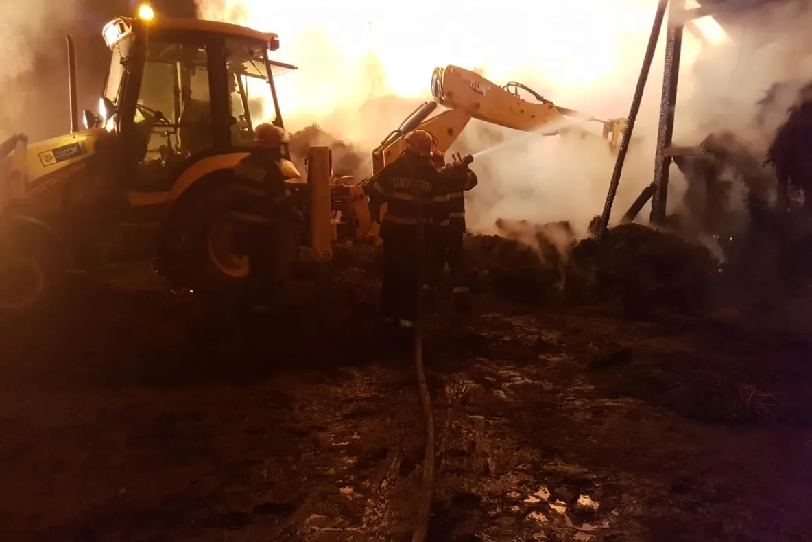 Incendiu stins după 11 ore. Cauza probabilă o constituie acțiunea intenționată