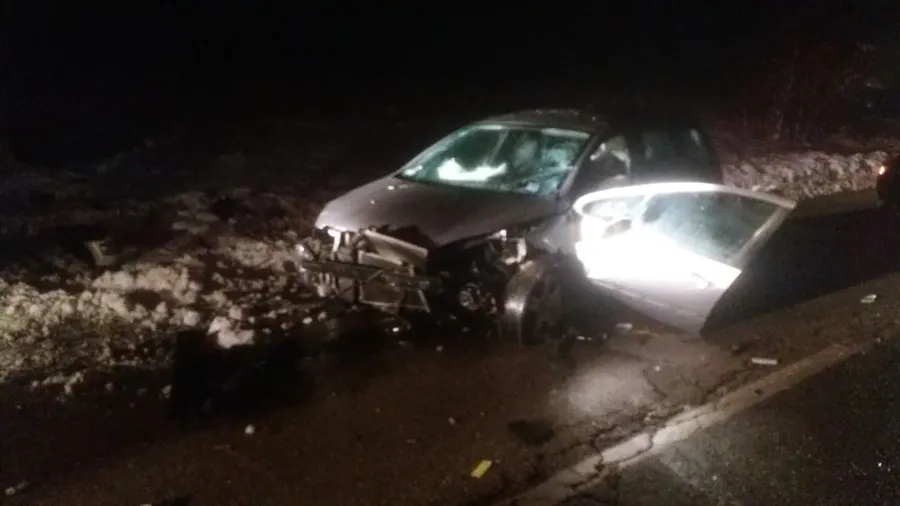 Tânărul care s-a izbit cu mașina într-un cap de pod era băut