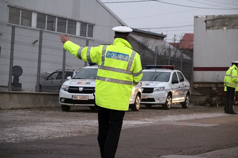 Tânăr încătușat după o urmărire în trafic. Era beat, a făcut scandal și a refuzat să prezite documentele