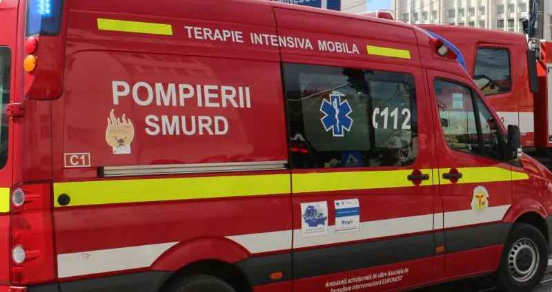 Ambulanță SMURD rămasă înzăpezită pe o stradă din Botoșani