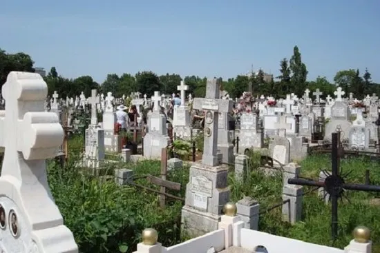 Tânăr cercetat pentru profanare de morminte