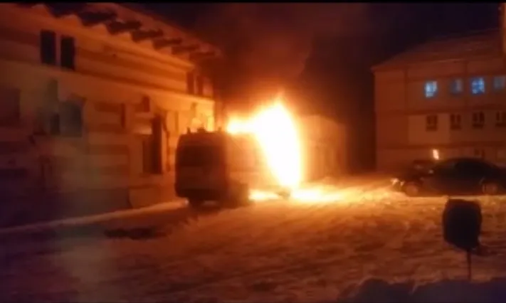 Ambulanță în flăcări din cauza unui scurtcircuit