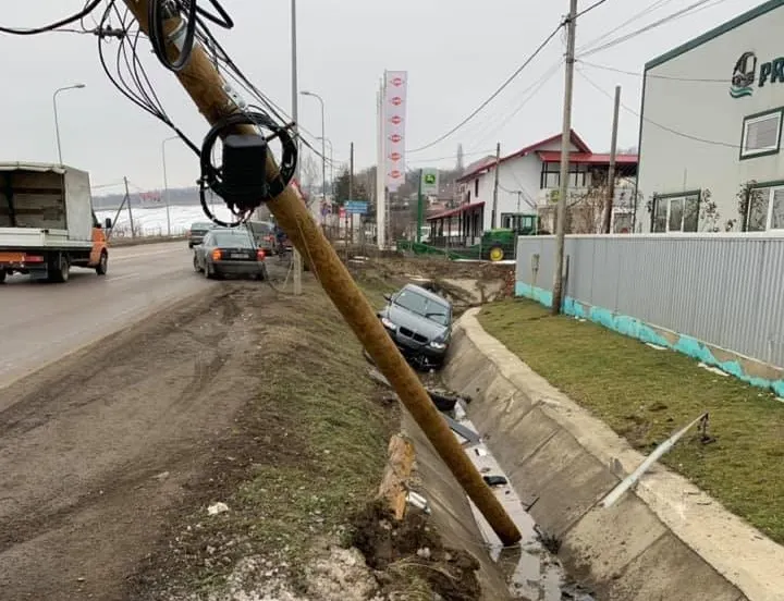 ACCIDENT în zona Lebăda. Un BMW a ajuns în șanț