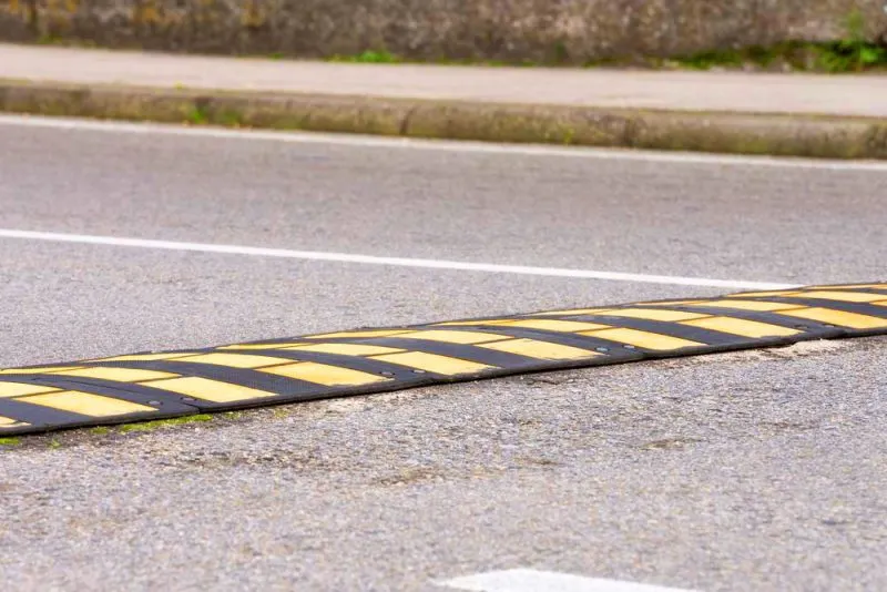 Limitatoare de viteză pe o stradă din municipiu