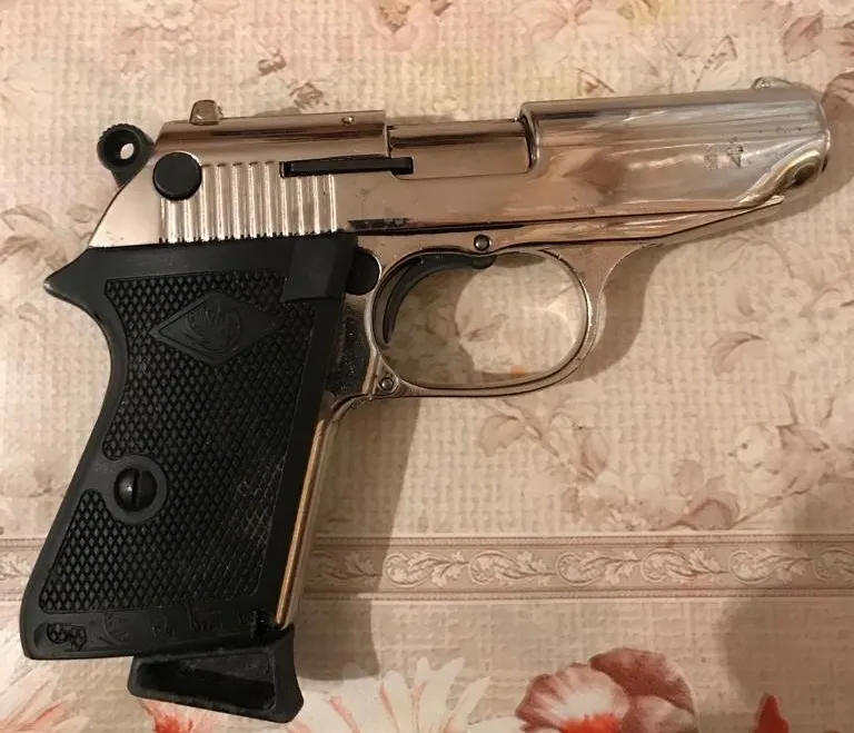 Scandal într-un bar din Săveni. Un individ a scos un pistol și a început sa amenințe clienții