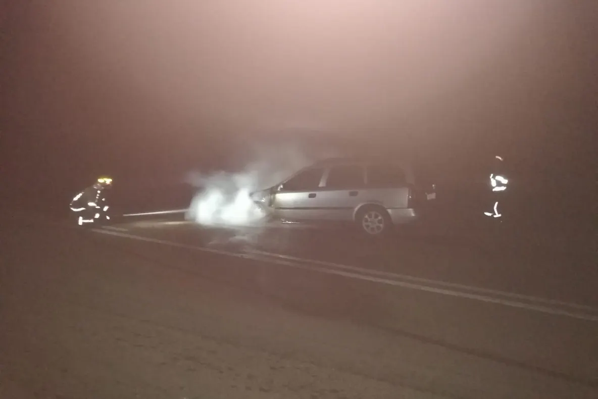 Autoturism în flăcări pe un drum județean din Botoșani FOTO
