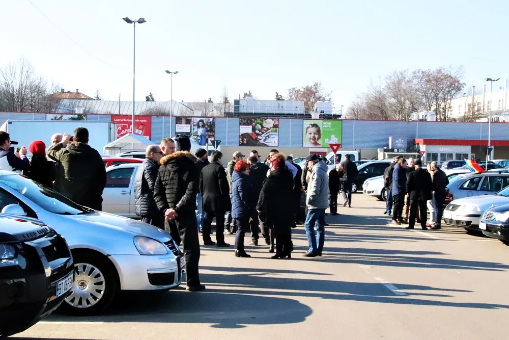 Mașină spartă în parcarea unui supermarket din Botoșani
