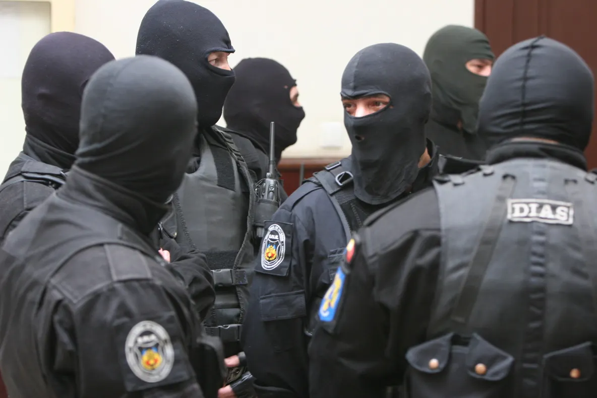 Contrabandă la Botoșani: 25.000 de țigări și 300 de litri de lichid alcoolic ridicate