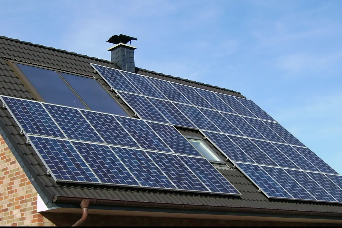 Milioane de lei pentru botoțănenii care vor să-și monteze panouri fotovoltaice
