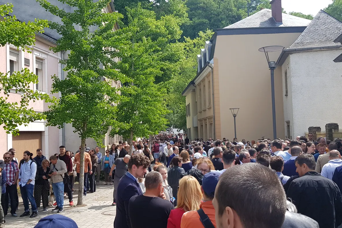 Mii de români au stat la coadă pentru a vota la Ambasada României în Luxemburg