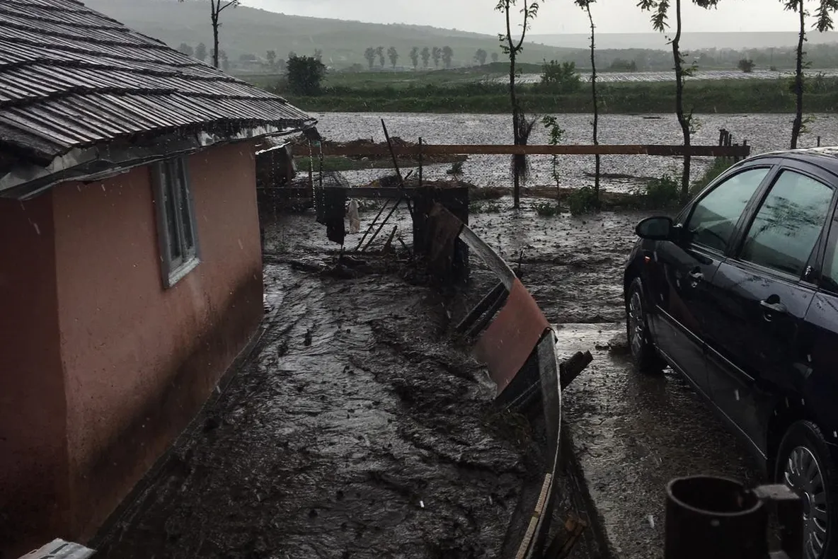 UPDATE. Rupere de nori la Săveni. Pompierii au adus o barcă pentru a interveni FOTO&amp;VIDEO