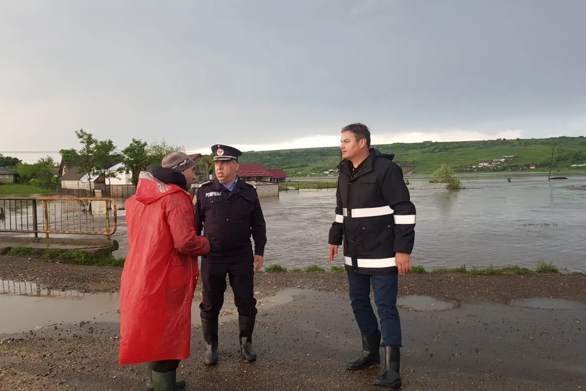 Pompierii continuă să intervină în zonele afectate de inundații. Prefectul a mers să evalueze pagubele FOTO-VIDEO