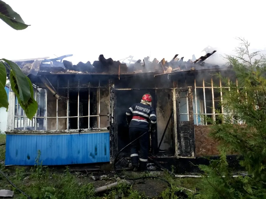 Două incendii în județul Botoșani. Au intervenit 20 de pompieri