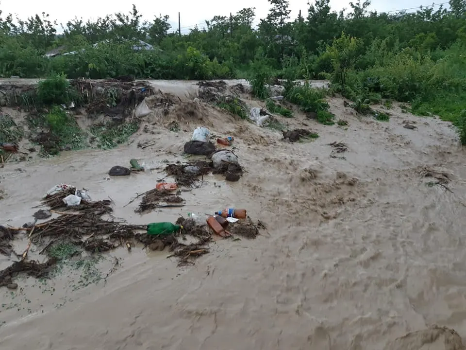 Opt comune afectate, trei drumuri cu probleme și trei persoane evacuate