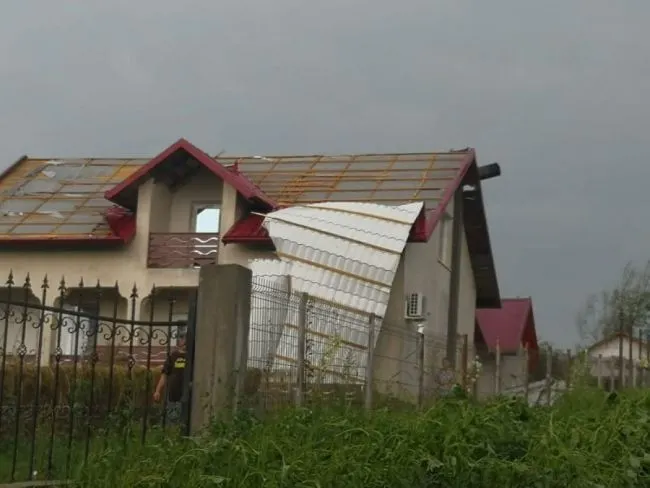 Ploile și furtunile au făcut prăpăd în județ