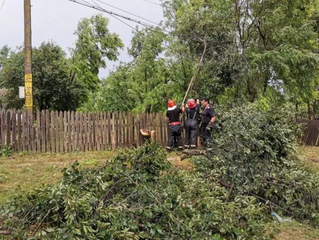 Mii de oameni nu au energie electrică în mai multe localități din județ