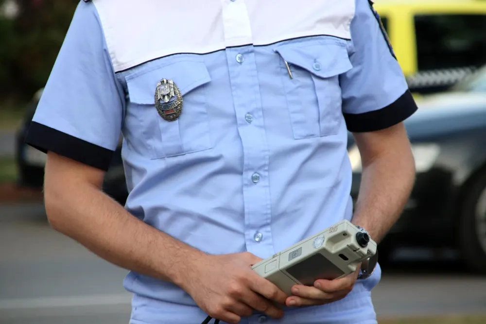 A intrat cu mașina într-un copac după ce s-a urcat beat la volan