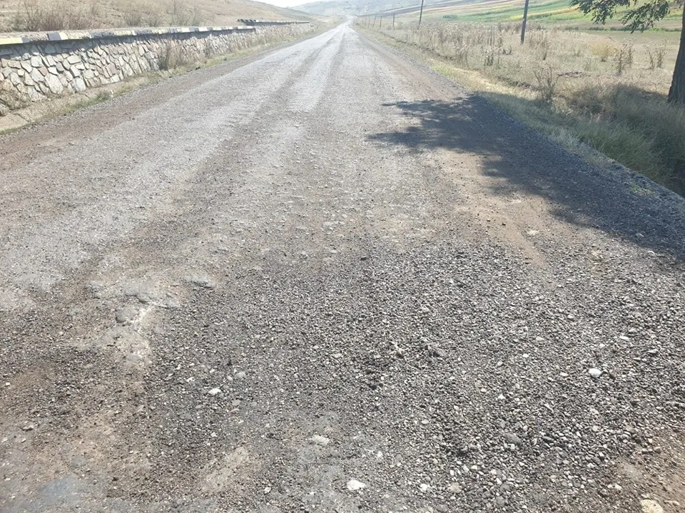 FOTO. Lucrări abandonate după doar 5 kilometri pe drumul Iași - Ștefănești