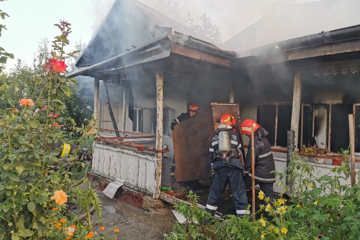 INCENDIU la Mănăstirea Agafton. Cinci echipaje de pompieri au intervenit FOTO&amp;VIDEO