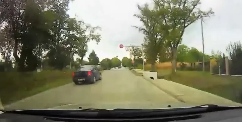 Un șofer inconștient a fost aproape de a provoca o tragedie în intersectia morții de la Orășeni VIDEO
