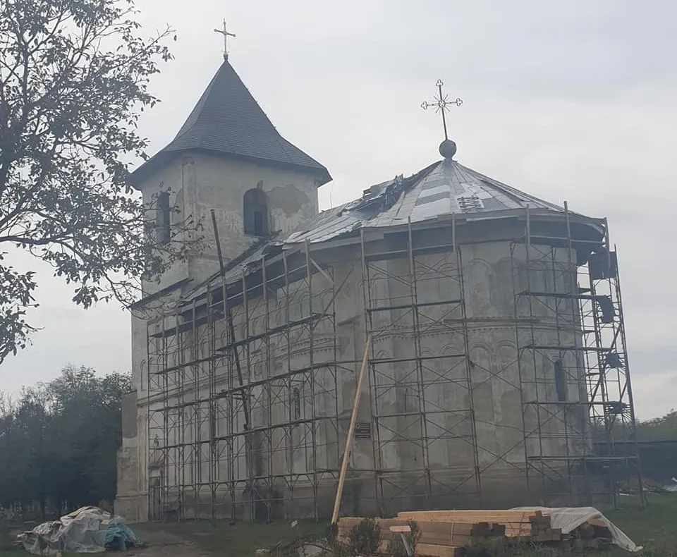 Un primar s-a săturat să tot aștepte bani de la guvern și încearcă să refacă un monument istoric cu ajutorul sponsorilor