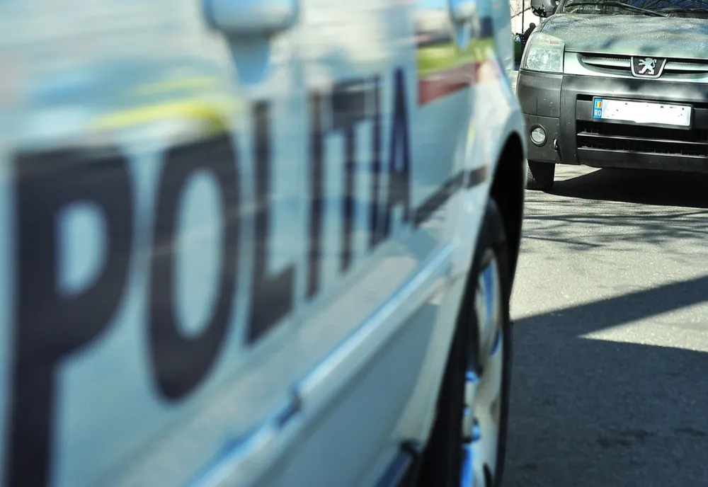Tineri cercetați după ce au spart o locuință