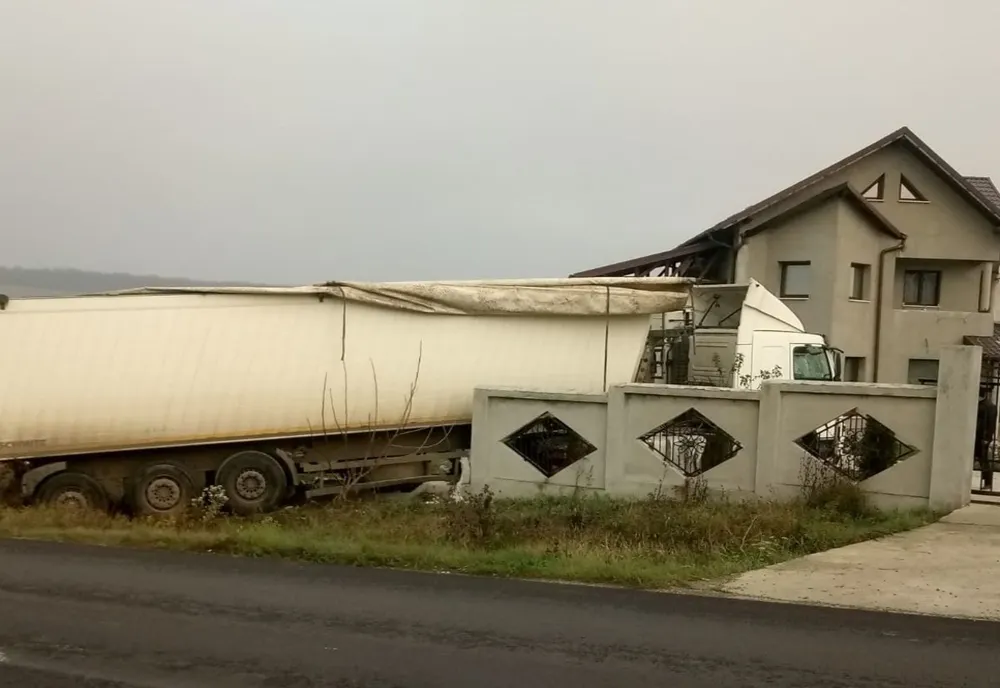 ACCIDENT. A intrat cu camionul în curtea unei locuințe