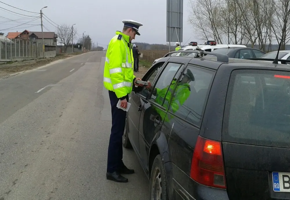 Oprit pentru că nu avea luminile aprinse și cercetat pentru conducere fără permis şi sub influenţa alcoolului