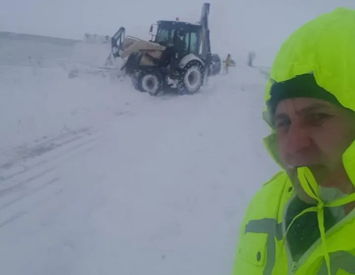 FOTO / Primar Dângeni: „Sunt persoane însărcinate blocate în nămeți. Nu am mai văzut așa proastă coordonare”