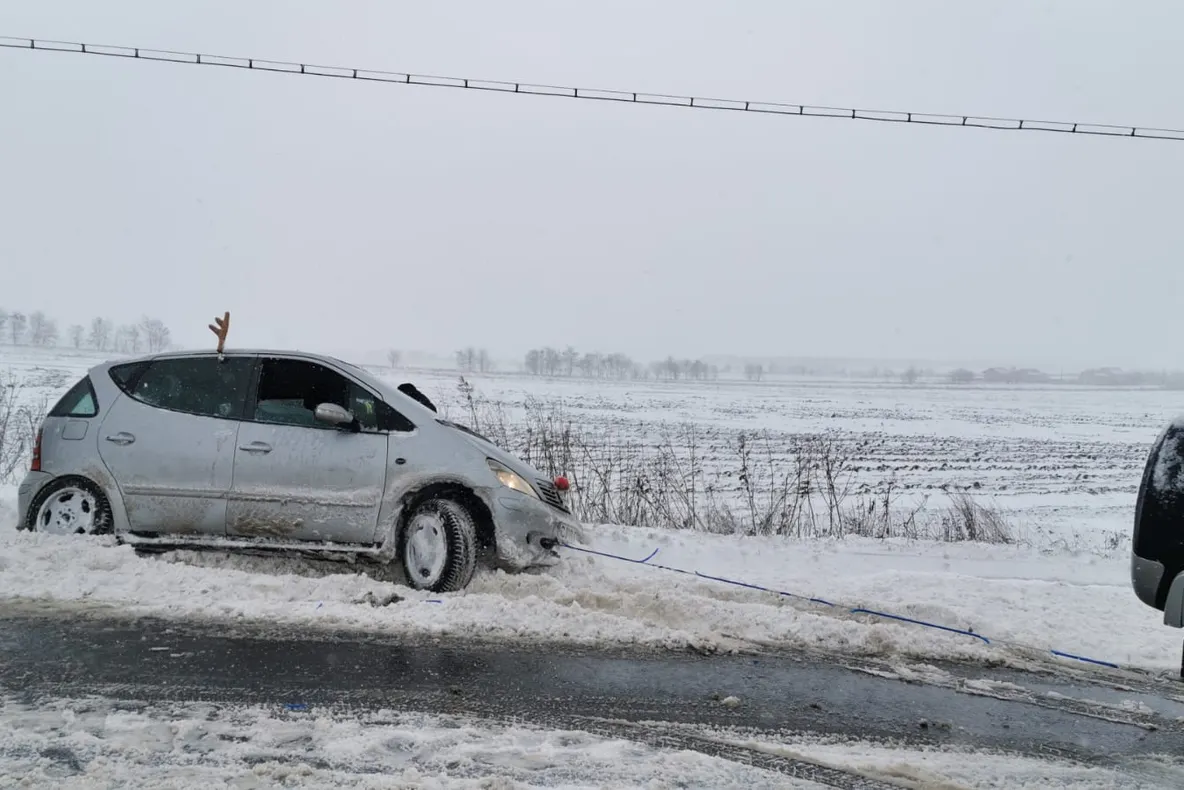 Mașini scoase din șanțuri de pompieri. Într-un autoturism era un copil VIDEO