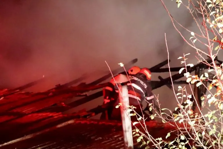 Casă distrusă aproape în totalitate într-un incendiu