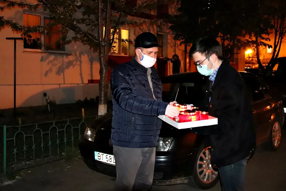 Lumină împărțită de voluntari prin cartiere FOTO&amp;VIDEO