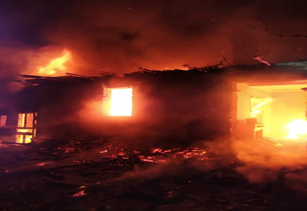 O familie cu trei copii a rămas fără acoperiș deasupra capului în urma unui incendiu