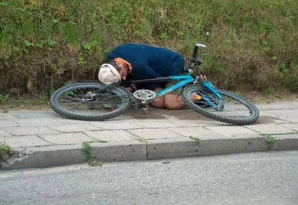 S-a urcat beat pe bicicletă și a căzut! Acum are și dosar penal