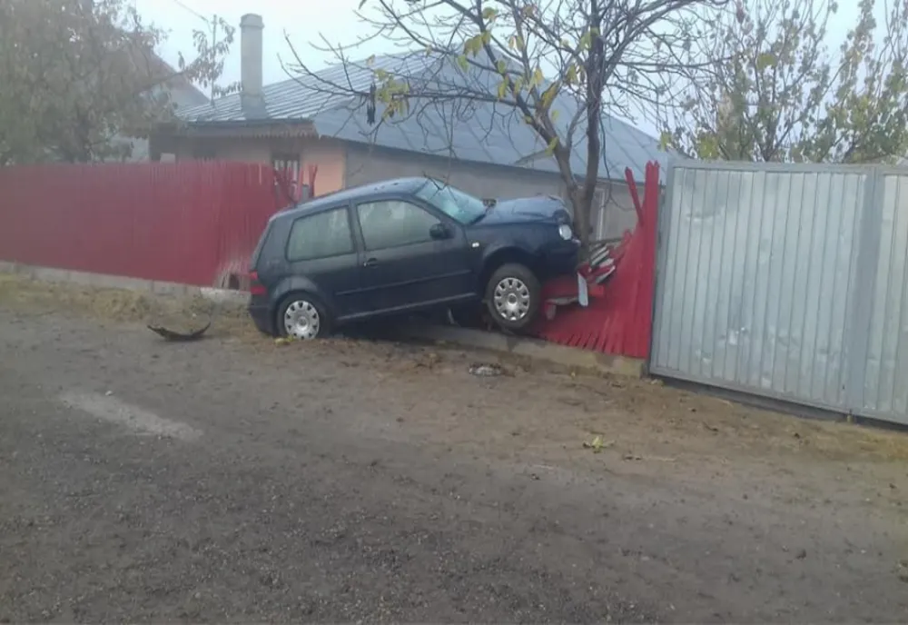 A intrat cu mașina în gard! Șoferul, beat și fără permis