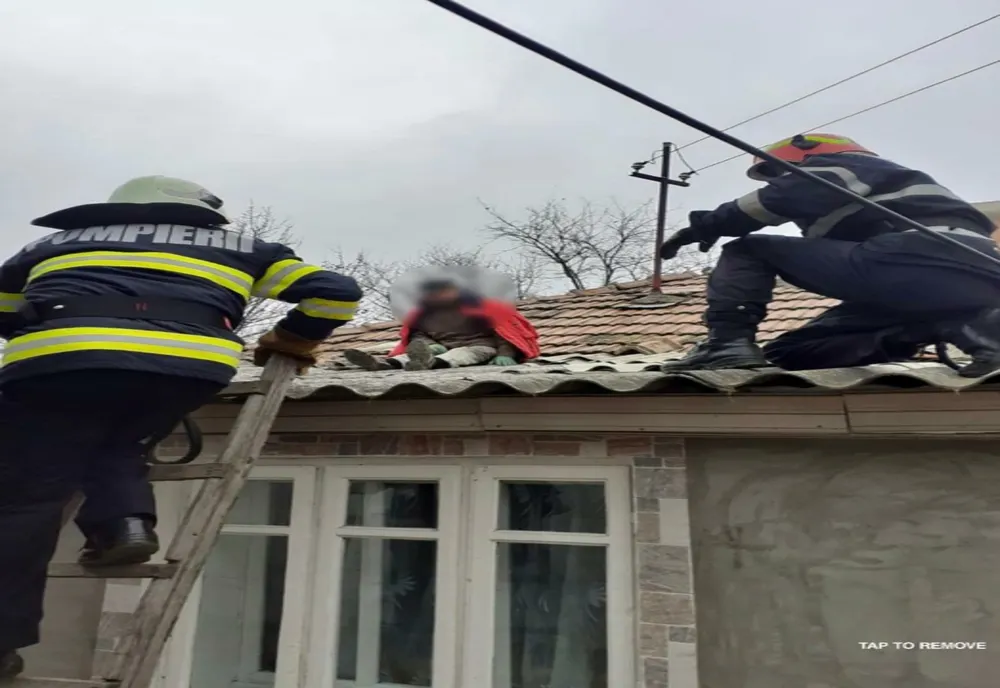 Bătrân salvat de pompieri după ce a suferit un accident vascular în timp ce repara acoperișul casei