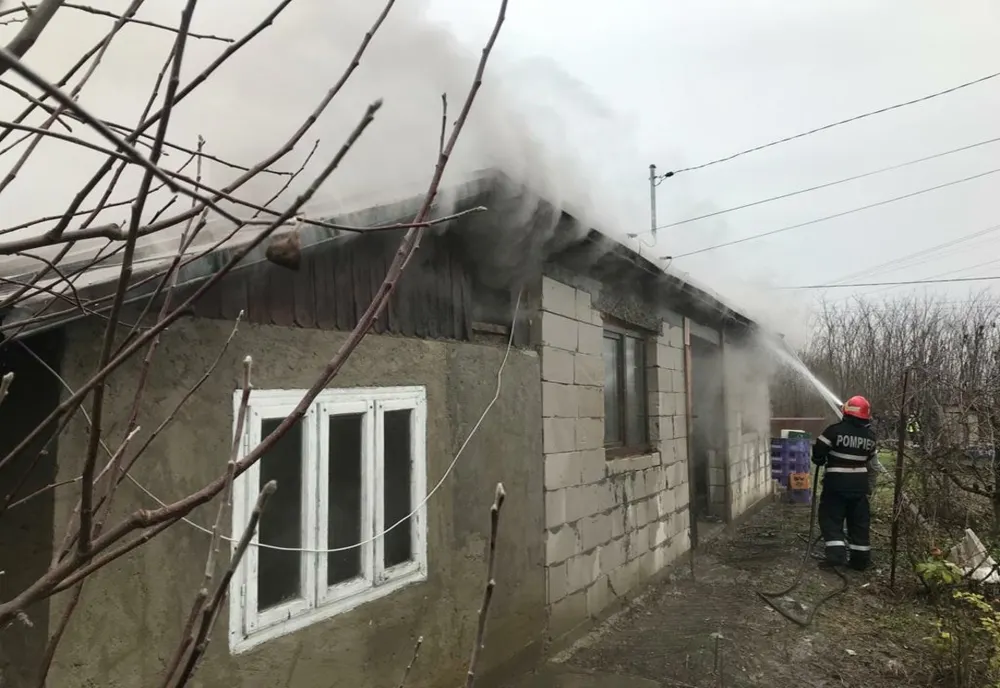La un pas de tragedie după ce a încercat să întețească focul în sobă cu benzină! Lângă casă se afla un rastel cu 23 butelii