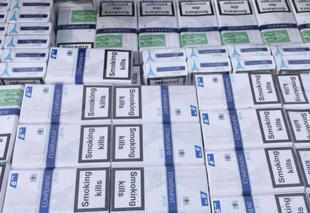 Contrabandă cu 100 de pachete de țigări