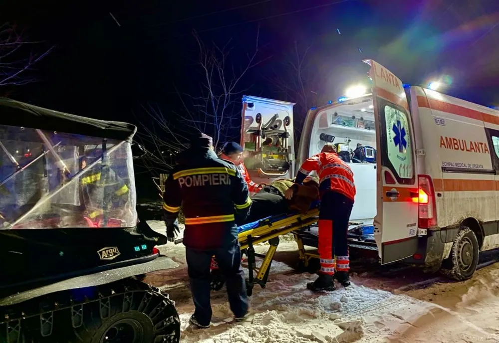 O bătrână a ajuns la spital cu ajutorul șenilatei