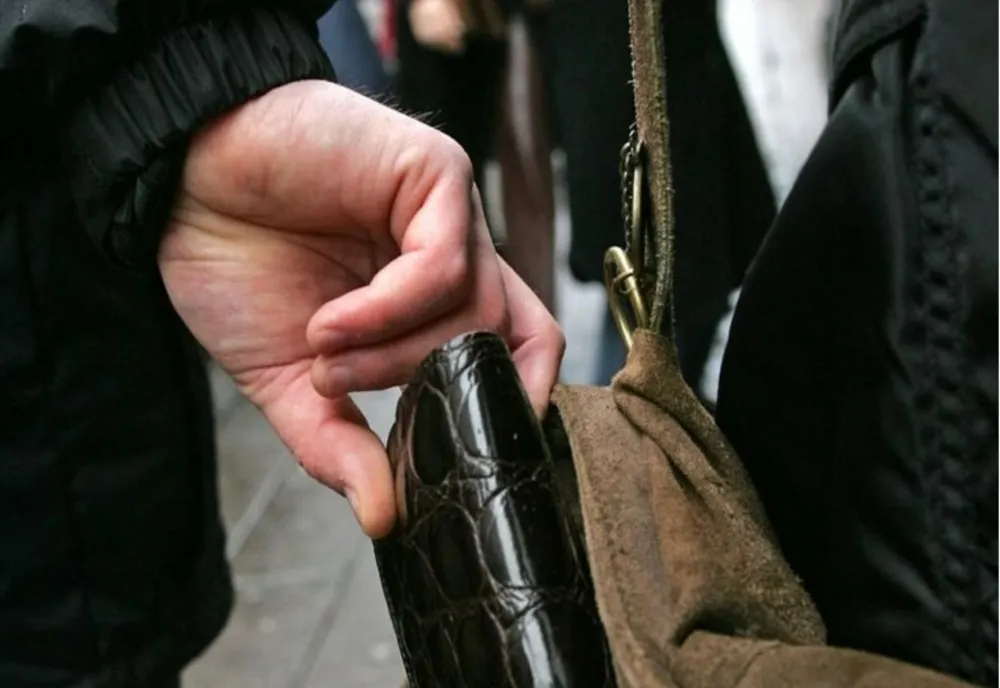 Hoț de buzunare, reținut