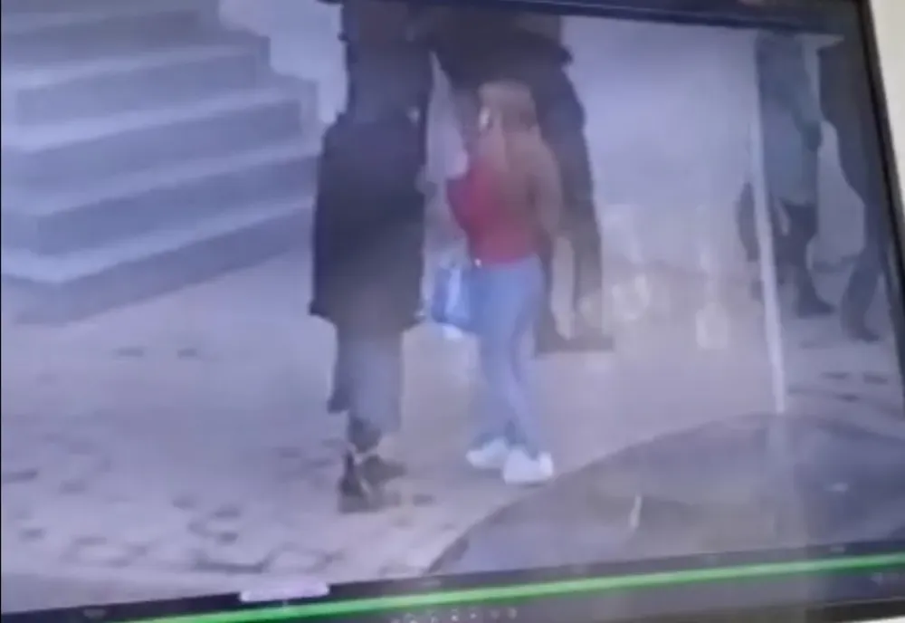 ATENȚIE LA HOȚI! Cum fură o femeie banii unei tinere- VIDEO