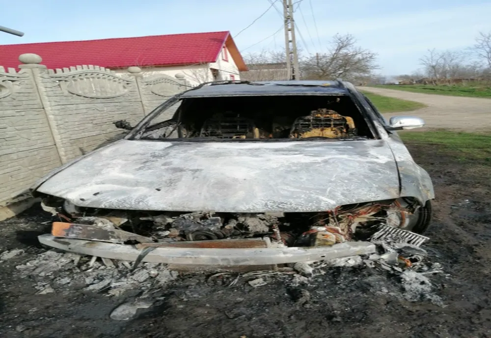 Un bărbat din Mitoc a rămas fără autoturism în urma unui incendiu