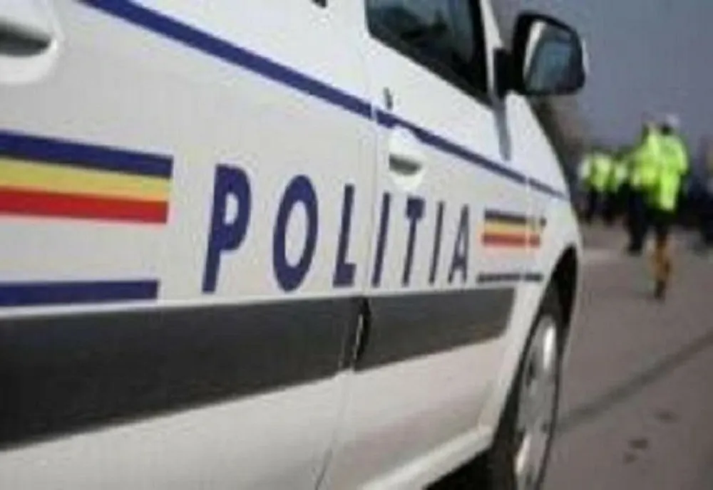 Un șofer beat s-a oprit cu mașina într-un capăt de pod! După impact, acesta a adormit!