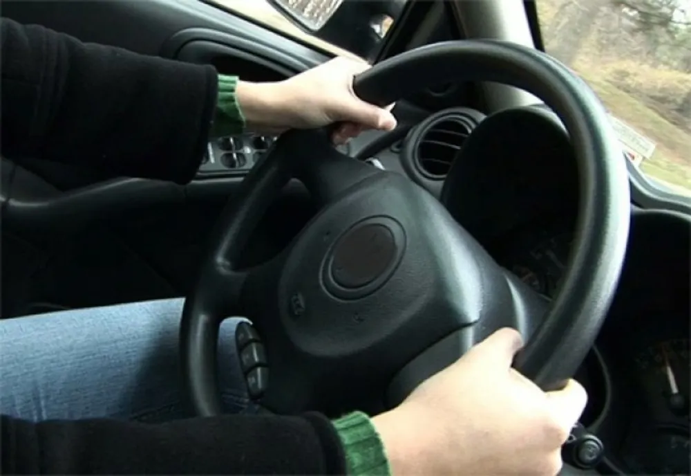Teribilism de adolescent! S-a plimbat cu mașina tatălui și a produs două accidente rutiere