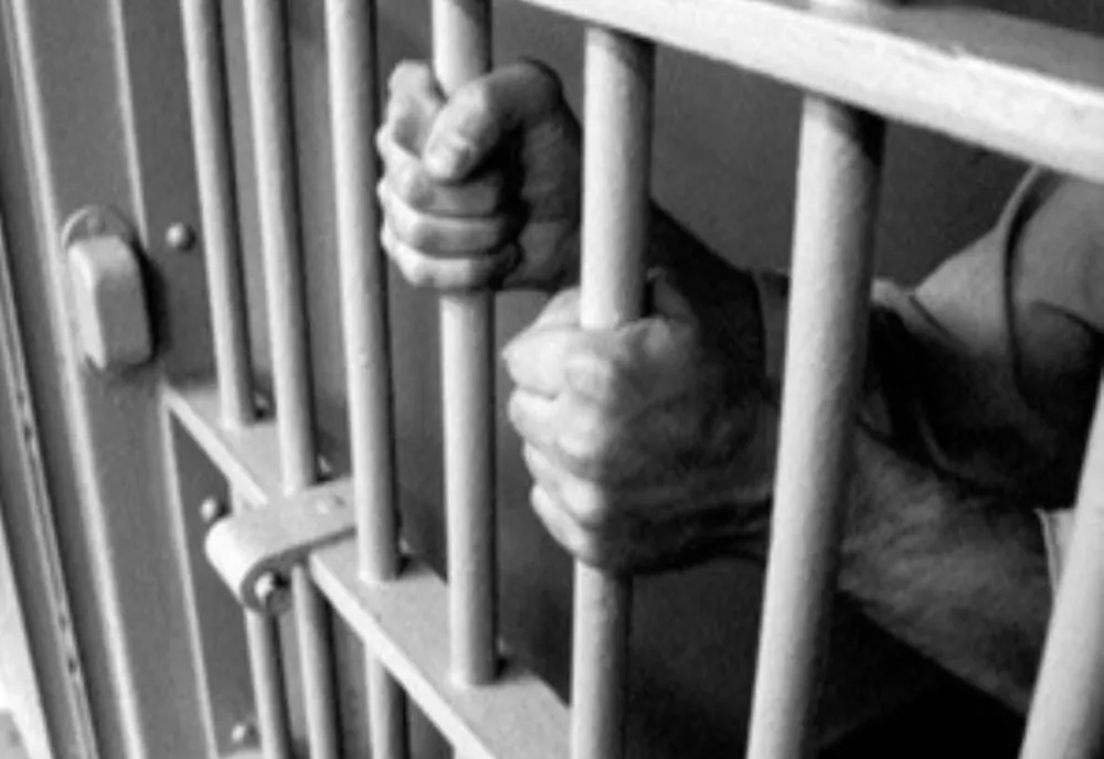 Tânăr violent, reținut pentru amenințare  și încălcarea ordinului de protecție