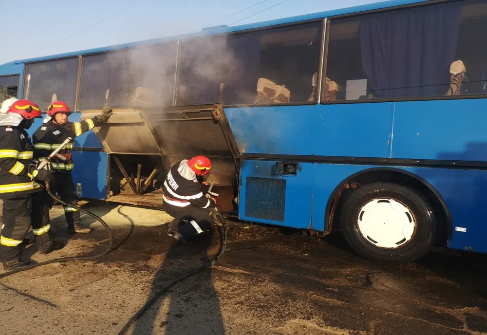 Autocar în flăcări! 21 de copii, evacuați 
