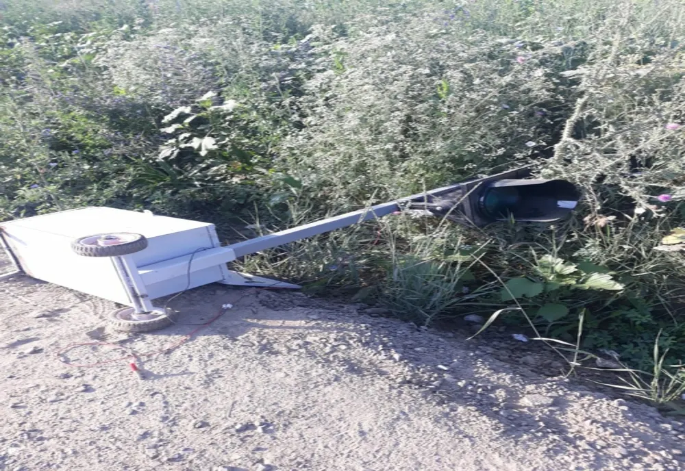 Semafoare și semne de circulație, vandalizate pe un drum din Botoșani