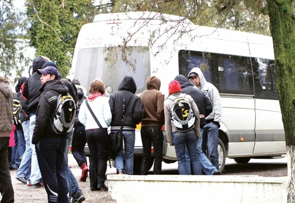 Elevii care nu învață în localitatea de domiciliu primesc maxim 171 de lei pe lună pentru navetă